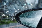 后视镜总被雨水糊住？这几招让你雨天开车视野清晰！