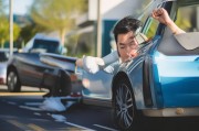 侧方停车总怕车头扫线？掌握这3个技巧，新手也能一把入库