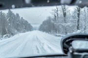 下雪开车怎么避开雨天式危险？老司机，这几点比四驱更管用