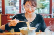 吃面不溅汤？掌握这几个小技巧，优雅吃完每一碗！